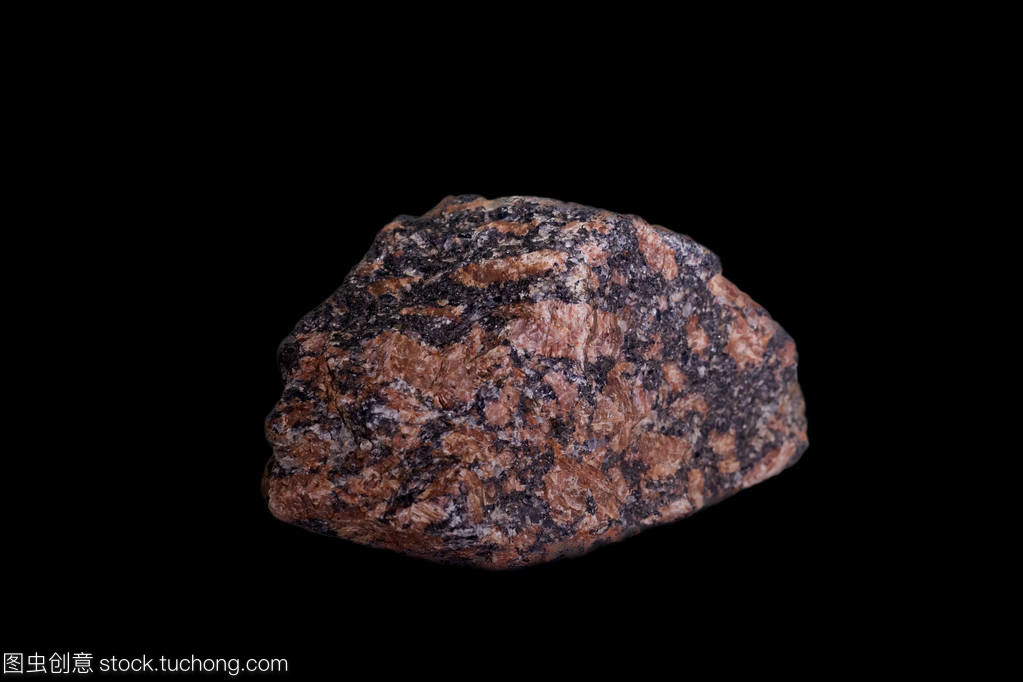 花崗巖石紅顏色在黑色背景上孤立 視覺(jué)與象征的雙重魅力